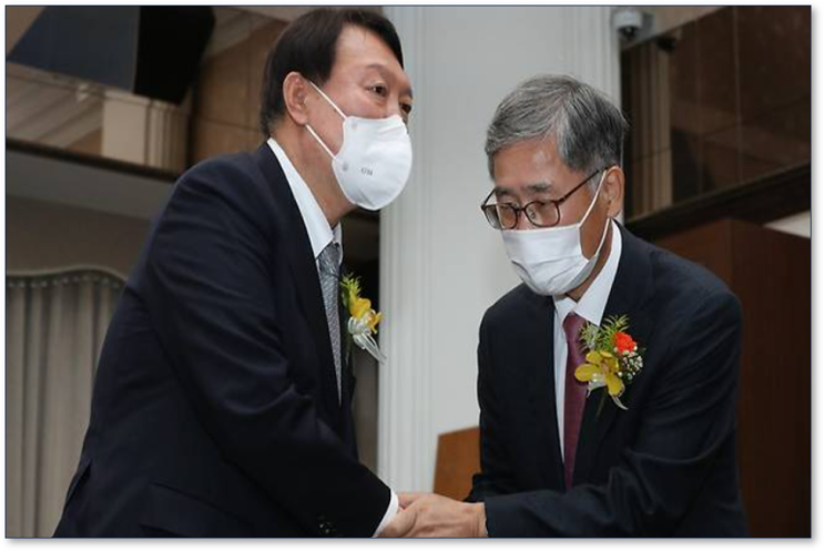 <b>신평</b> 처음엔 총리임명 협의만 하게 <b>영수회담</b> 내가 <b>메신저</b> 역할... 