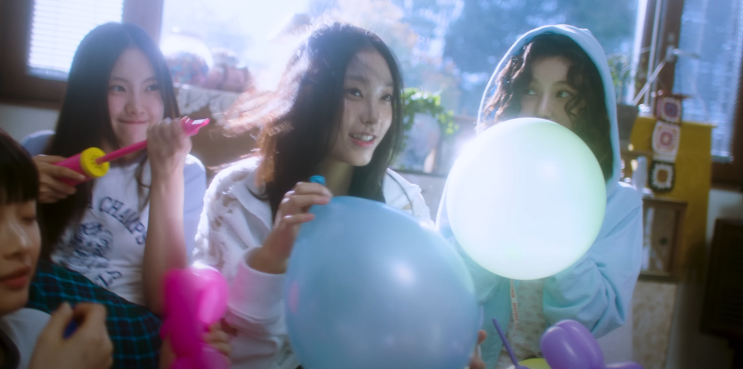  #115 발견한 음악ㅣ뉴진스(Newjeans), Bubble Gum(버블 검) 가사/해석/파트 "앞선 잡음, 정상적인 컴백 - 오래된 카메라에 찍힌 여름의 시티 팝"