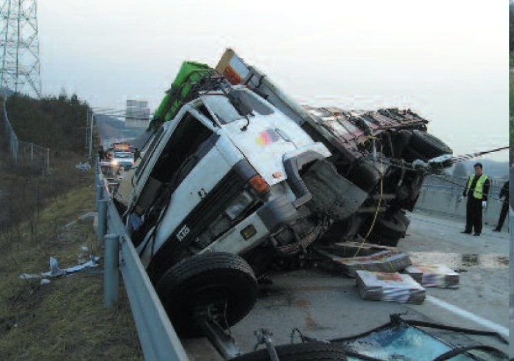 <b>화물차 벌금</b>, 위험한 과적 트럭 사고