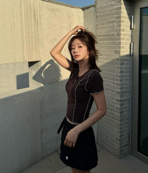 <b>이주빈</b> 크롭티 레이스블라우스 올여름패션 감성 아이템은?