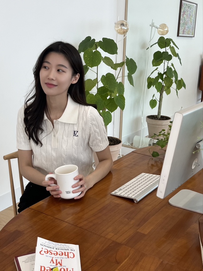  마리끌레르 카라 반팔니트 케이블 스탠카라 로고 풀오버 여자 오피스룩 코디 / Marie Claire MODBKN07M3