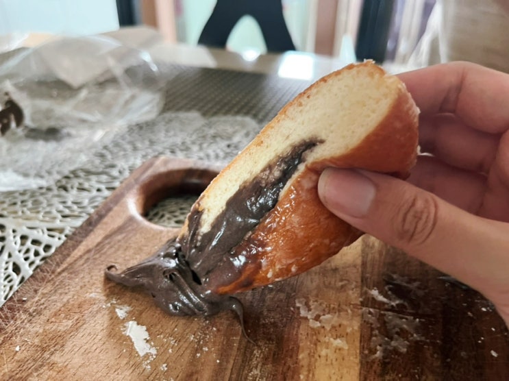  용인 명지대 앞 도넛 맛집 홀리앤졸리! 블랙바닐라 크림 도넛, 피스타치오 크림 도넛 넘 맛있어요~