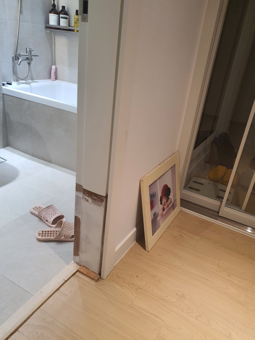 물먹은문틀수리 문틀시트지재작업