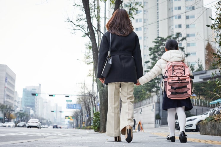 학교 가면 끊기는 아동수당… “18세까지 분산 지원을”