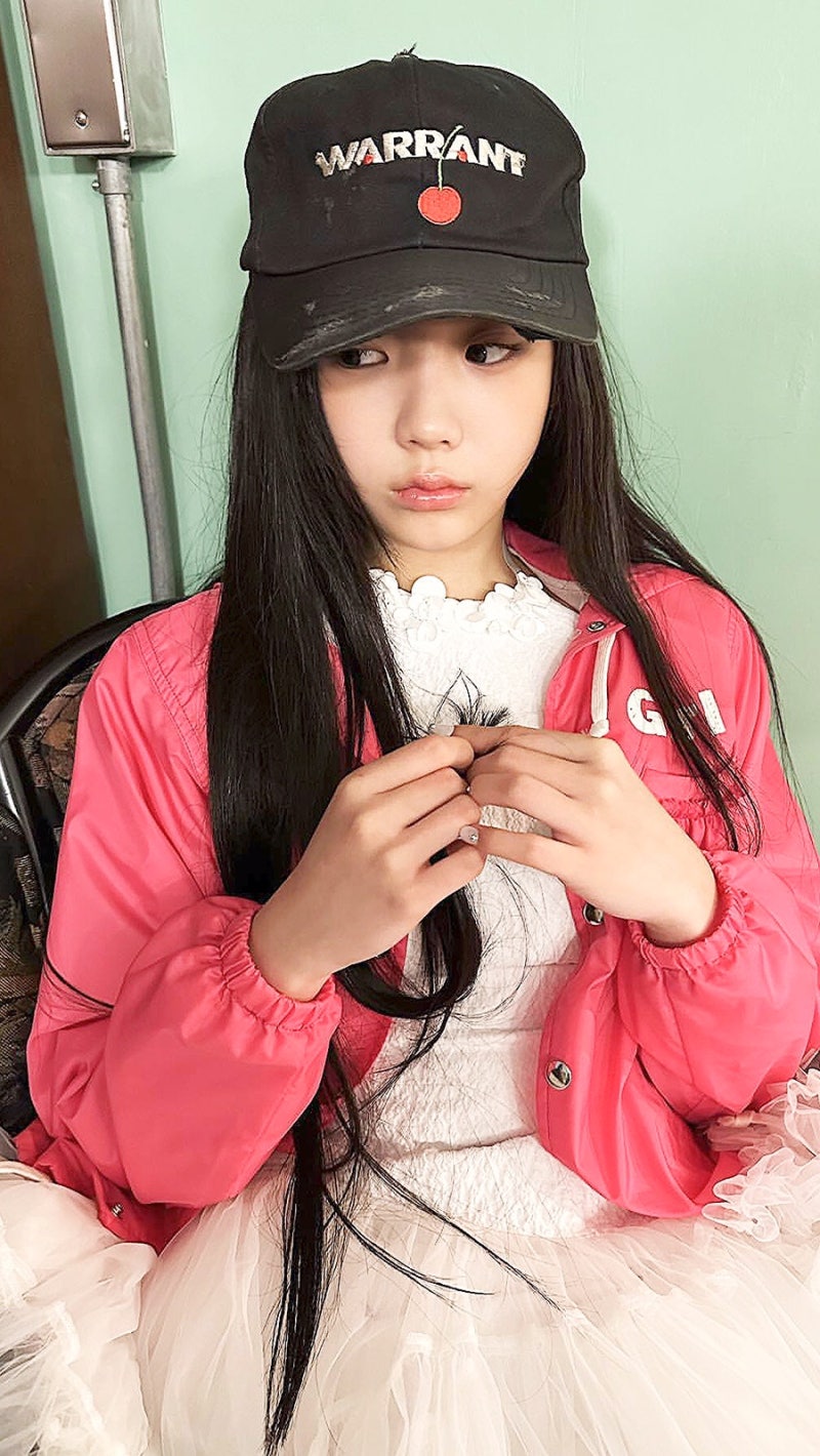 ILLIT Wonhee Instagram / Casual Outfit iPhone Wallpapers