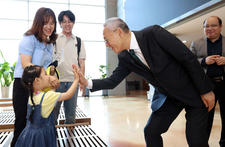 이 사람은 누구? / <b>유인촌</b> 문화체육관광부 <b>장관</b> 내방!