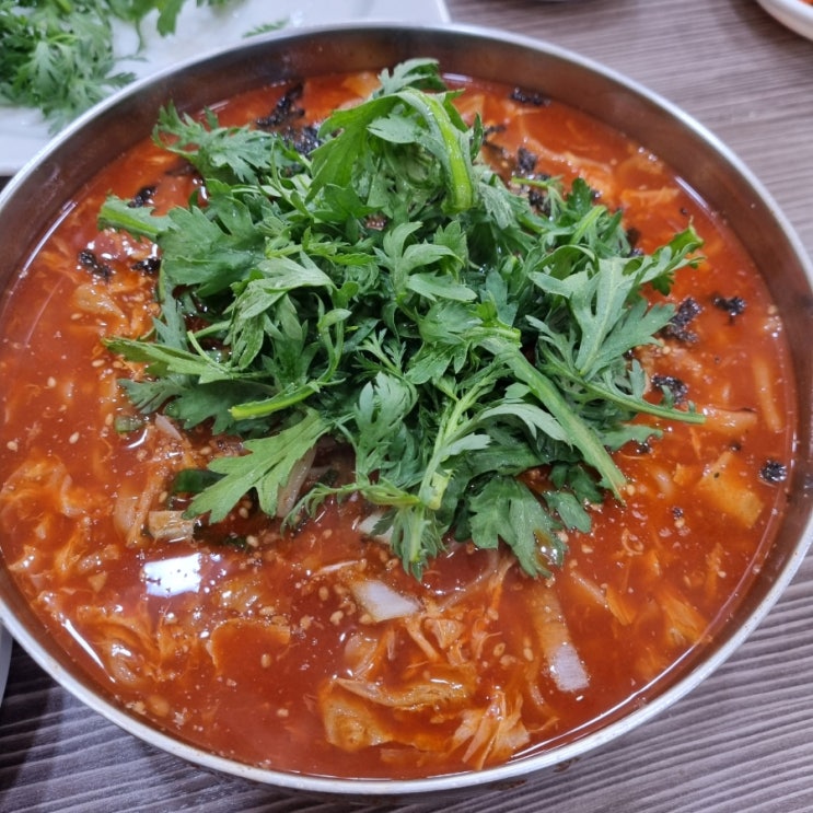  파주 탄현 맛집 쑥갓듬뿍 얼큰이 공주칼국수