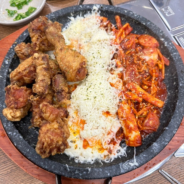  완주 봉동 보쌈 한판과 치킨 치즈 돌판 오징어볶음을 팔고 있는 장돌
