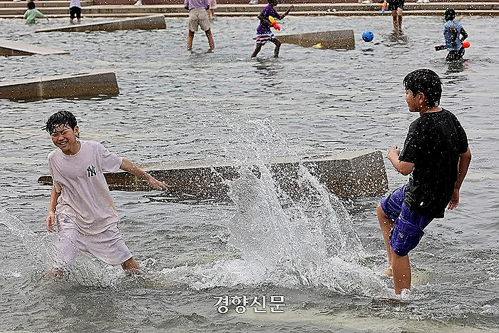<b>구호 선박</b> 통한 <b>가자</b>지구 <b>구호</b>품 전달재개! 호주서 고래 160마리... 