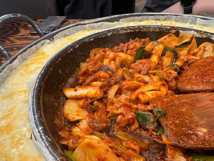  닭갈비를 치즈에 퐁당! 역시 맛있었던 원조 명동 한식 가성비 닭갈비 맛집 “유가네닭갈비”