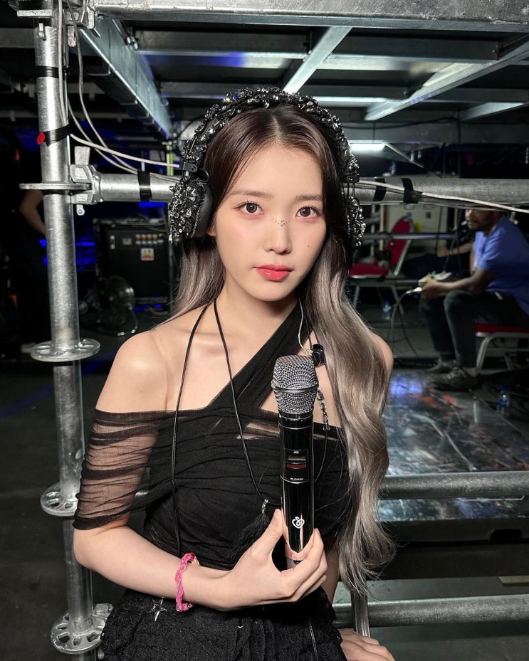 아이유, 월드 투어 'HEREH' 싱가포르 공연 소감...자카르타 공연도 성료 아이유, 월드 투어 'HEREH' 싱가포르 공연 소감...자카르타 공연도 성료