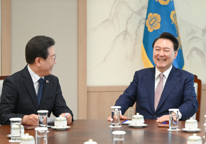 尹-<b>이재명</b> 만나..李  A4 10장 원고 가져가 "<b>민생</b><b>지원금</b> 꼭 <b>수용</b>... 