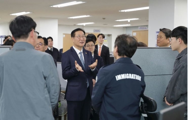 <b>법무부</b>장관, 서울<b>출입국</b>·외국인청 정책현장 방문