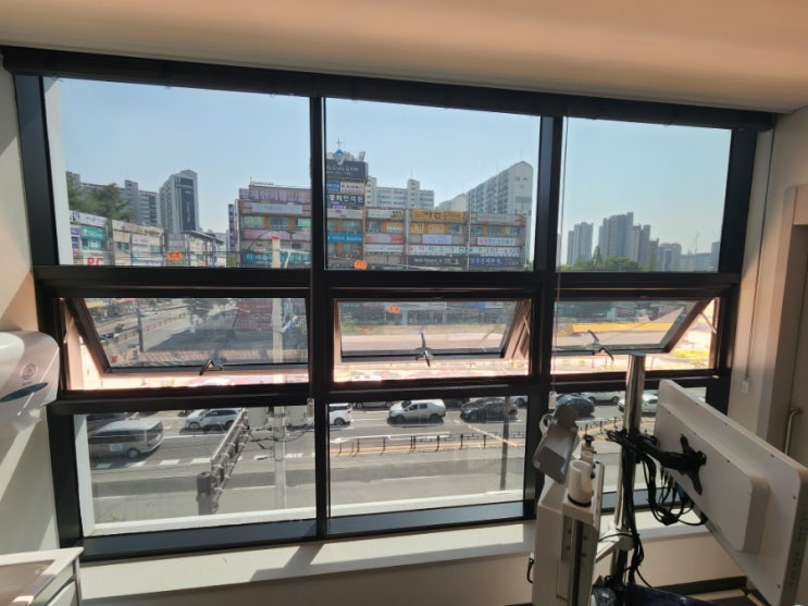  화성 영통 유리 창문 햇빛차단 열차단 반월동 튼튼병원 진료실 썬팅 필름 시공