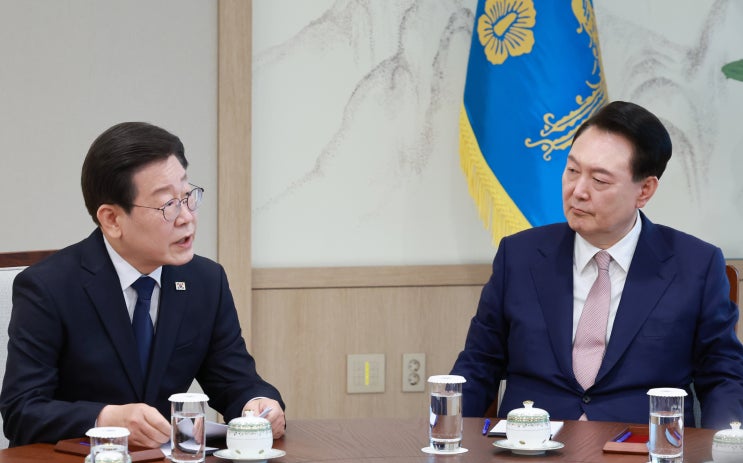 <b>이재명</b>, <b>윤석열</b> 면전서 "가족 등 여러 의혹 정리하라"