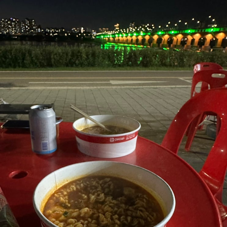  작년 9월 GS25 잠실한강1호점 편의점에서 한강 라면 먹다가 건너편 뚝섬한강공원 드론쇼 봤던 리뷰.