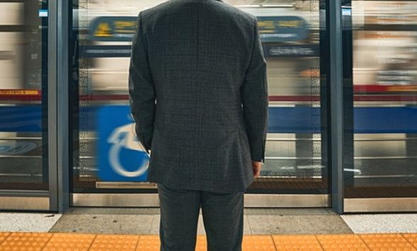 미국 출장 후 영어 못해 극단선택 노동자…법원, 산업재해 인정 미국 출장 후 영어 못해 극단선택 노동자…법원, 산업재해 인정