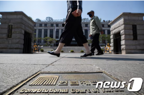 사고 피해자 자녀에 '생활자금대출' 상환 의무…헌재 "합헌" 사고 피해자 자녀에 '생활자금대출' 상환 의무…헌재 "합헌"