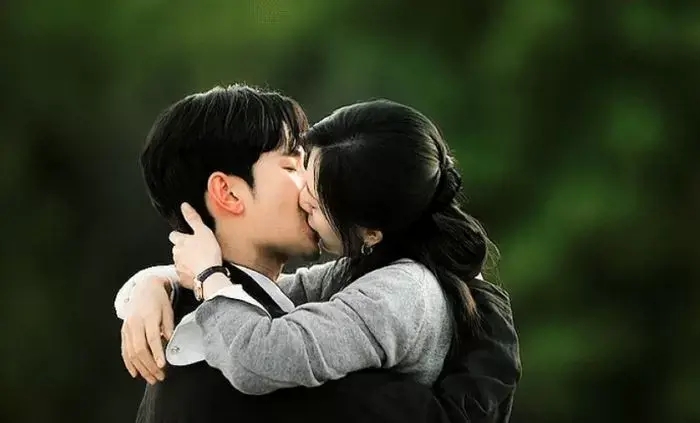 <b>눈물의 여왕 김수현</b>김지원 키스신 없는 무덤엔딩에 시끌 분노... 