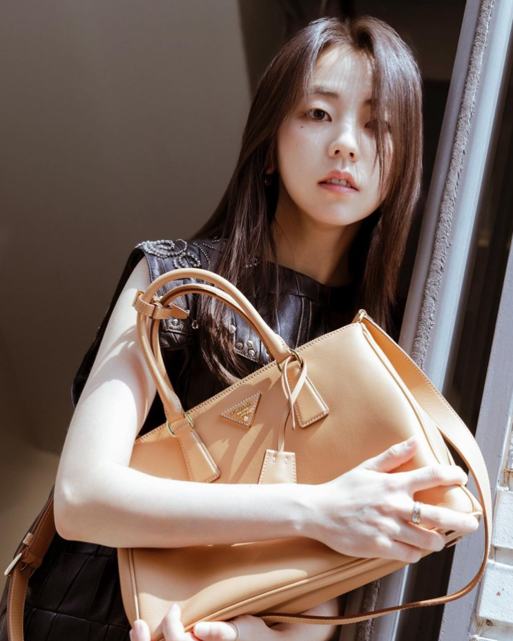  소희의 데일리백으로 30대 여자 직장인 가방 탑티어인 명품 브랜드 프라다 여성 핸드백 info