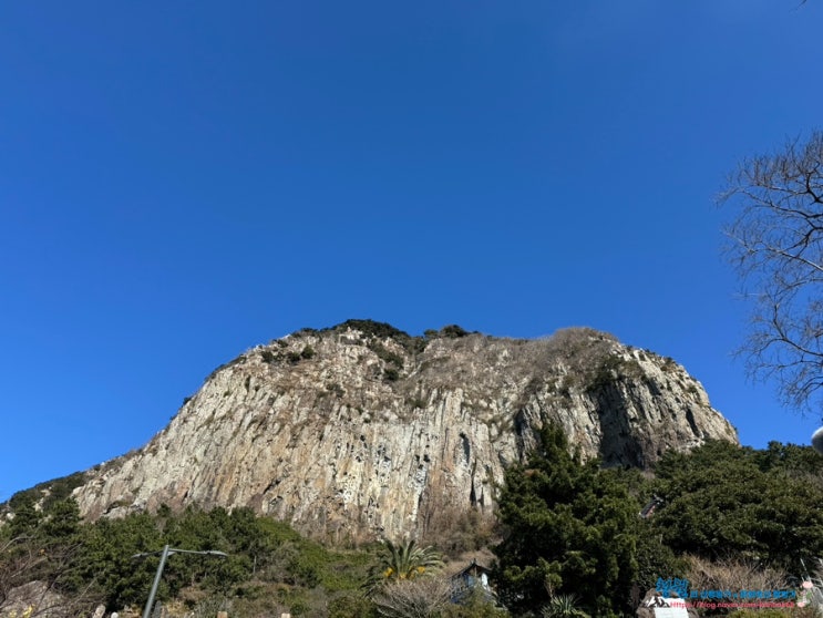   제주의 3대 산으로 꼽히는 제주의 명산 제주 서귀포 산방산, 문화유산 방문자 여권 투어 no.31 - 설화와 자연의 길