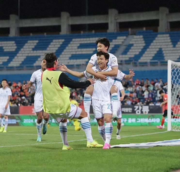 [2024 K리그 10R] 포항 <b>선두 복귀</b>, 정재희와 손흥민은 취향차이