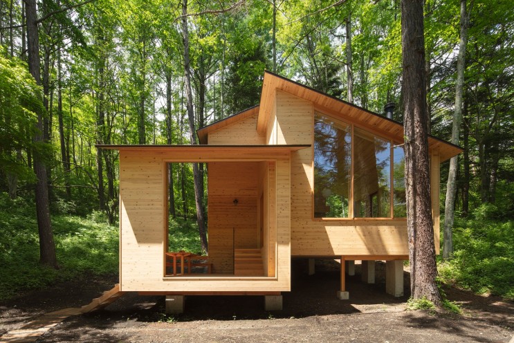 숲 속 경사면 따라 플로팅 단층 3블럭 높이차 맞접합 스킵플로어 소형 목조주택 건축