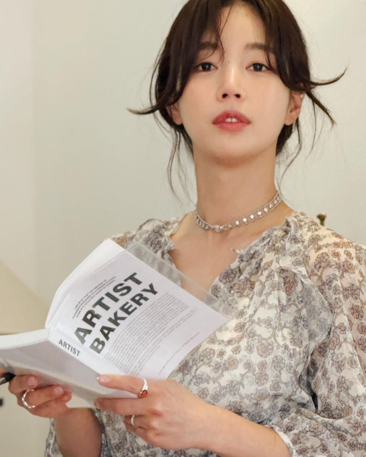  여름 꽃무늬 맥시 롱 원피스에 데님팬츠를 레이어드한 패션 교과서 기은세의 ootd