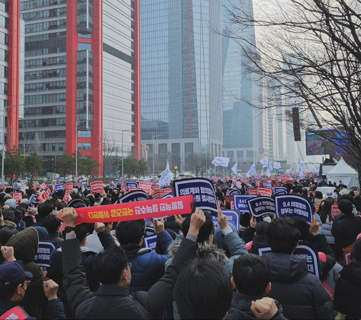 법원, 정부는 의대 2,000명 증원 과학적 근거 제출해야 법원, 정부는 의대 2,000명 증원 과학적 근거 제출해야