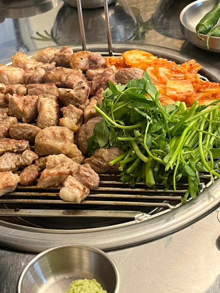  구워서 나오는 신사역고기집 : 이배산 숯불구이
