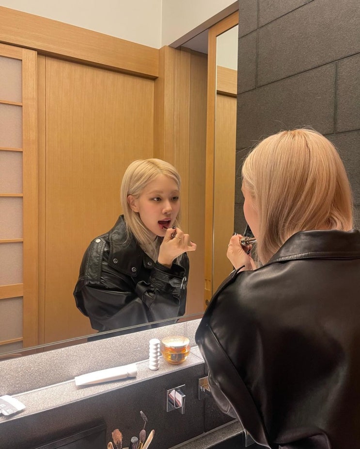  시크한 사복 패션을 보여준 로제가 바른 브랜드! 설화수 여름 립스틱 정보