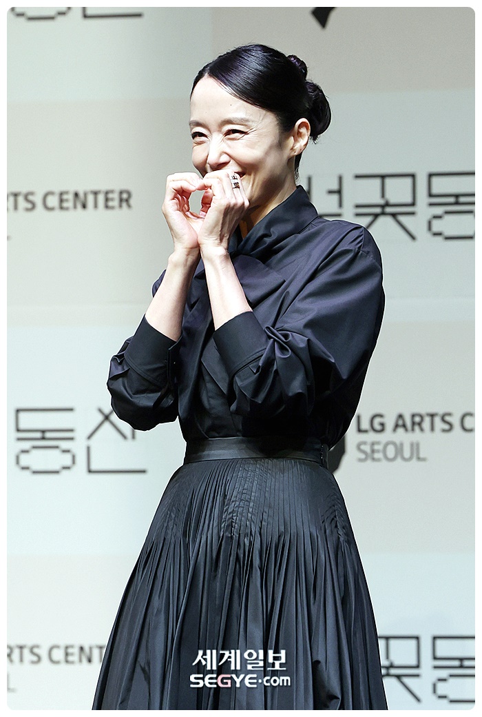  전도연 디올 블라우스 주름 롱 스커트 코디, 50대 하객룩 딱!