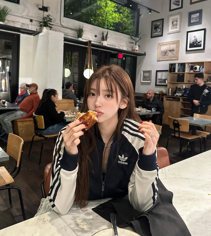  여자 스트릿 패션 너낌을 제대로 살린 아디다스 져지와 함께한 홍지윤의 미국 여행룩