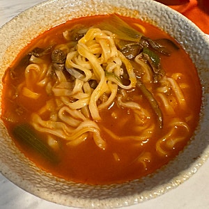 더미식 육개장 칼국수 국물이 끝내주는 육칼!