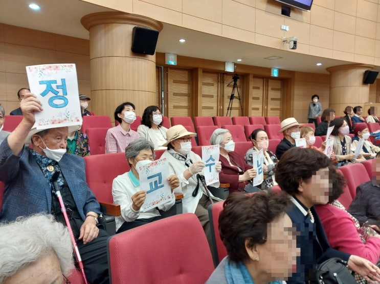  중앙교회 시니어 대학에 노인복지학과 강OO 백석대 백석문화대 평생교육원장 교수님이 가시다! (중앙노인재가복지센터 맞은편으로 어르신 나들이)