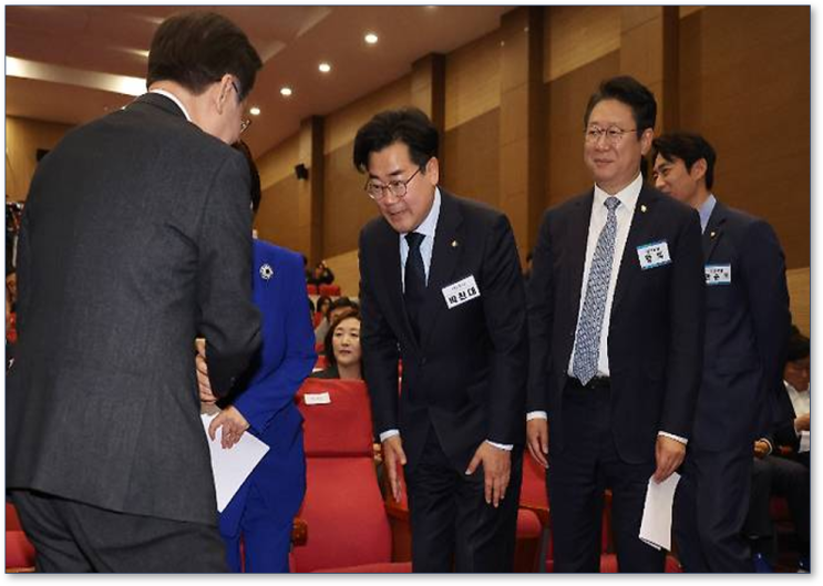 민주당 새 <b>원내</b>총무에 강성 친명 <b>박찬대</b> 당선