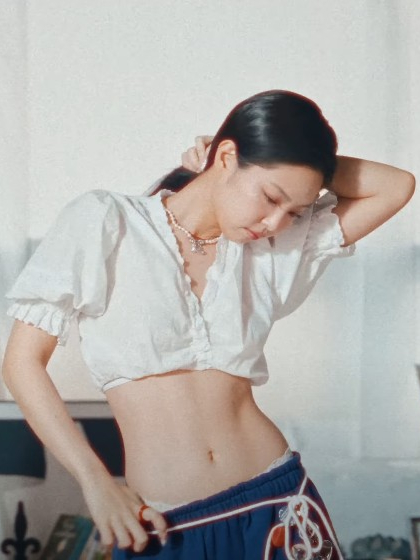  지코X제니 SPOT! 뮤비 블랙핑크 제니 크롭 블라우스 코디, 오후스 크롭 블라우스 브랜드 추천