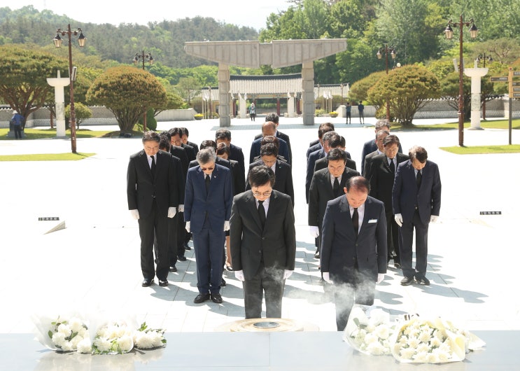 국립5·<b>18민주묘지</b> 부지사·공공기관장과 첫 공동 참배... 