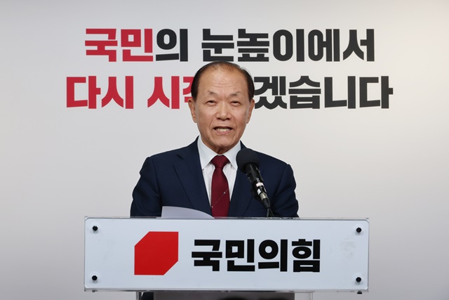 <b>황우여</b> 비대위원장 “<b>재창당</b> 넘어 <b>혁신</b> 추진”