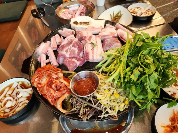  다들 어찌 알고 찾아오는지 “가성비 최강에 맛있는 고기 종류별로 맘껏 먹는” 고잔동맛집 고잔동삼겹살 샘골로 고잔점