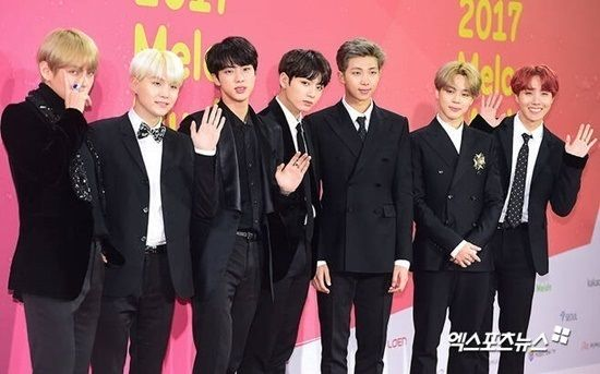 <b>하이브</b> 사옥 앞 <b>근조화환</b>…방탄소년단 팬들 뿔났다 [엑's 이슈]