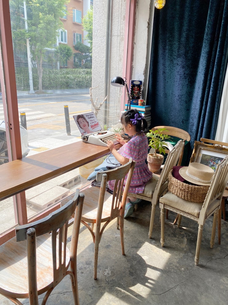  [경기도] 일산 카페, 아트스뉴욕 / 빈티지 소품 가득 시간여행 카페, 베이글라떼 아인슈페너 맛집