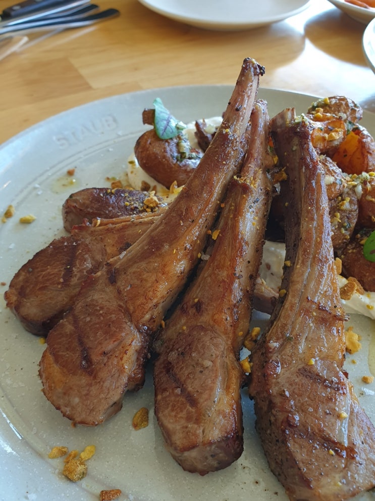  맛집_동탄 여울공원_파크사이드: 공원을 바라보며 즐기는 양갈비와 단호박크림 뇨끼 *웨이팅, 주차 정보