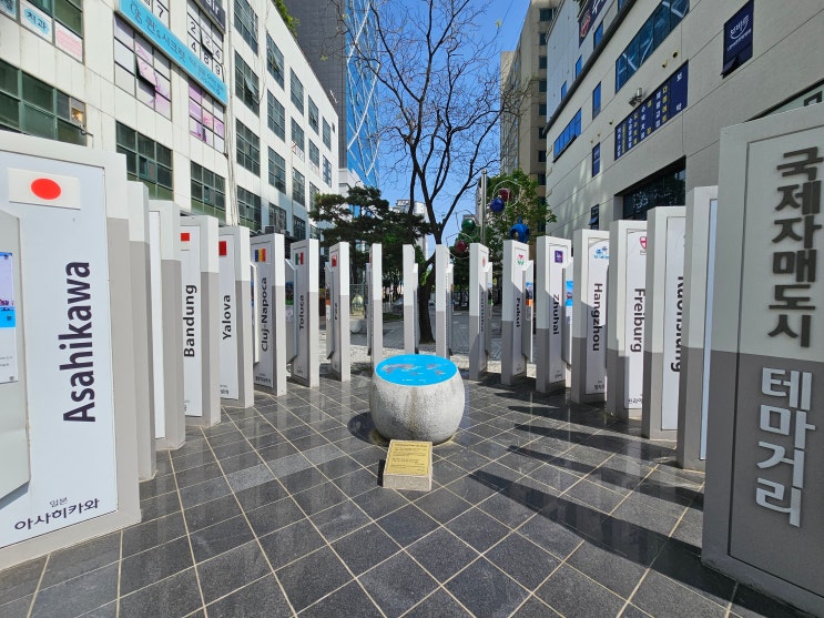 경기도 수원여행 (국제자매도시 테마거리 : 수원시와 자매도시,우호도시 결연을 맺은 국제도시 간의 우정을 기념하기 위해 각국의 조형물들로 꾸며지고 조성된 이색거리) 경기도 수원여행 (국제자매도시 테마거리 : 수원시와 자매도시,우호도시 결연을 맺은 국제도시 간의 우정을 기념하기 위해 각국의 조형물들로 꾸며지고 조성된 이색거리)