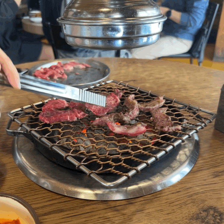  고기를 매장에서 직접 발골하시는 한우갈비살 맛집 늘푸른목장 잠실본점 경주갈비살 육회 된장밥 리뷰.