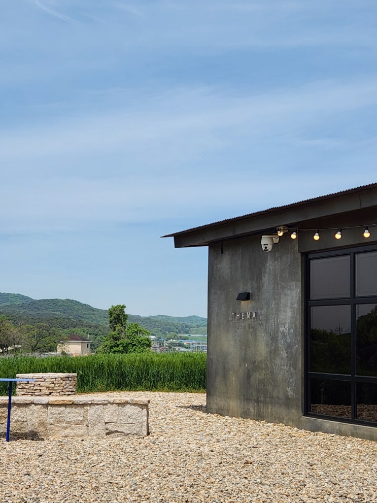  충남 보령 천북 청보리밭 위에 있는 카페 [청보리창고]