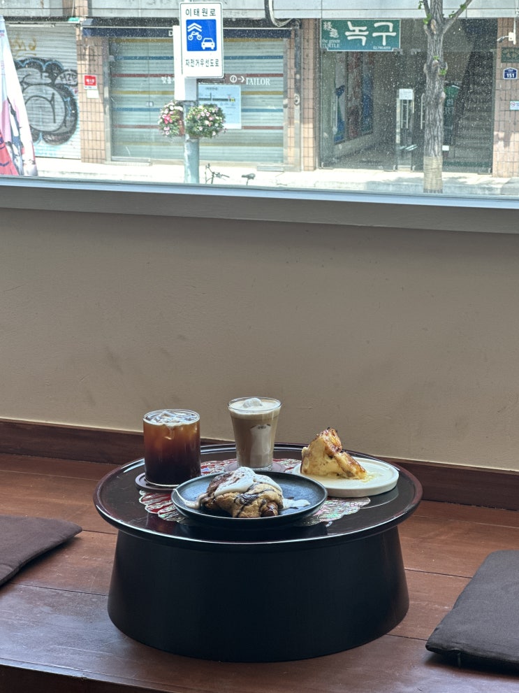  한옥 스타일의 이태원 디저트 맛집 끽밀 (이태원 애견 동반 카페)