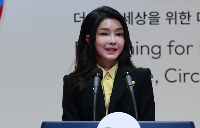 <b>검찰총장</b> “김건희 <b>여사</b> ‘명품백 의혹’ 신속 수사하라”
