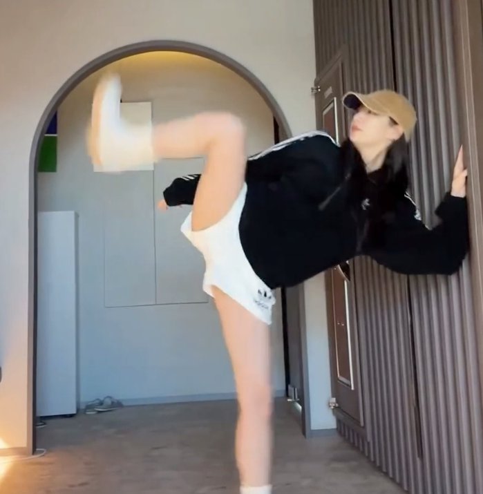  러블리즈 정예인 아디다스 흰 돌핀 입고 하이킥