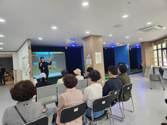 "채 하나, 공 하나면 3대 즐긴다"…인기 급증 '파크골프' 뭐길래 "채 하나, 공 하나면 3대 즐긴다"…인기 급증 '파크골프' 뭐길래